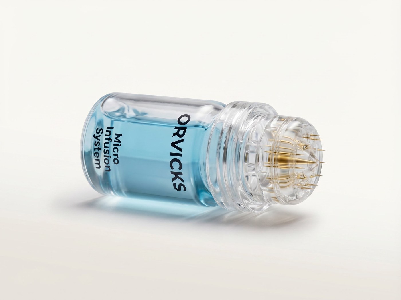 ORVICKS applicator close-up: transparante canister met helderblauw serum en stampkop met goudkleurige micro-naaldjes zichtbaar